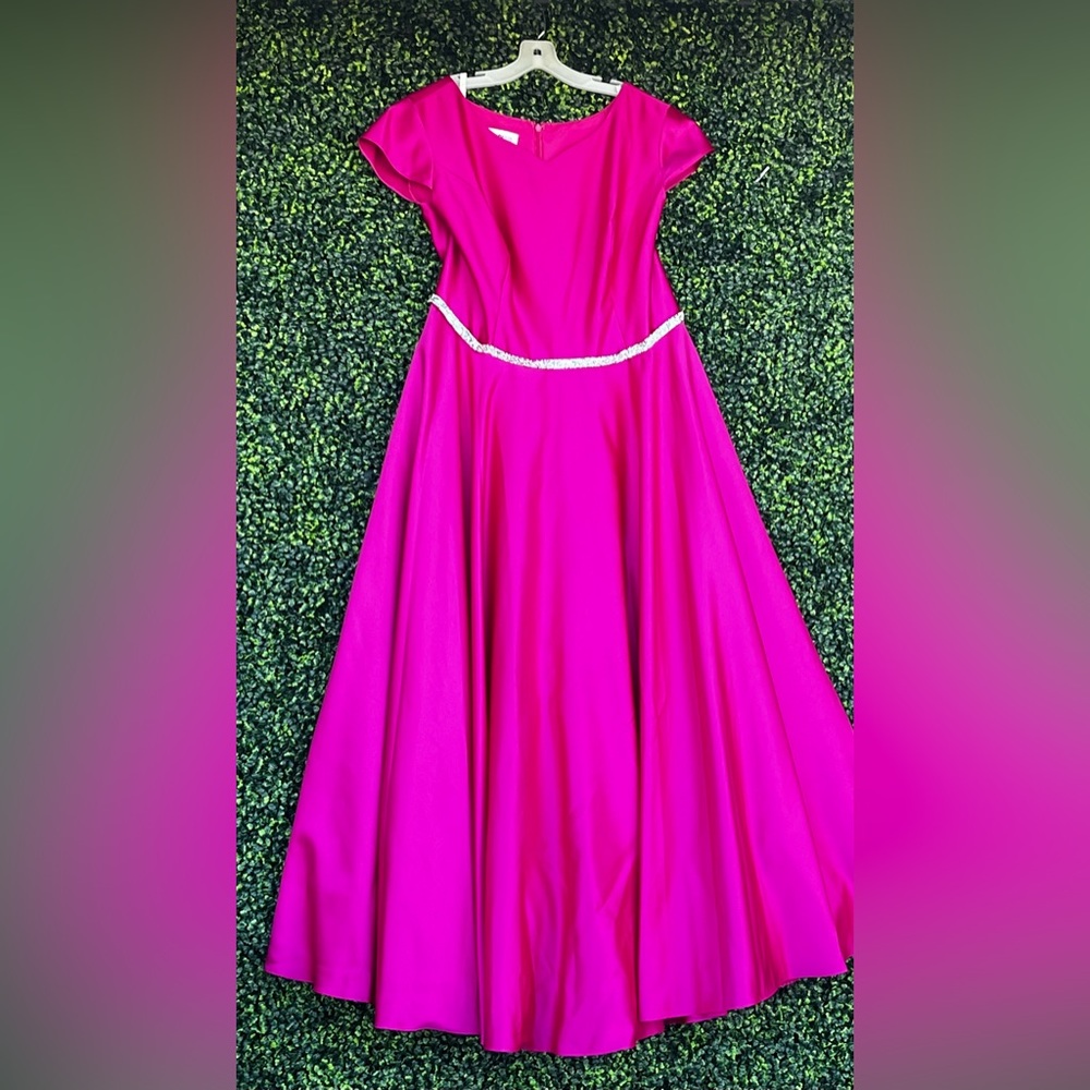 Pink ball gown with rhinestone belt and POCKETS!! Great used condition.